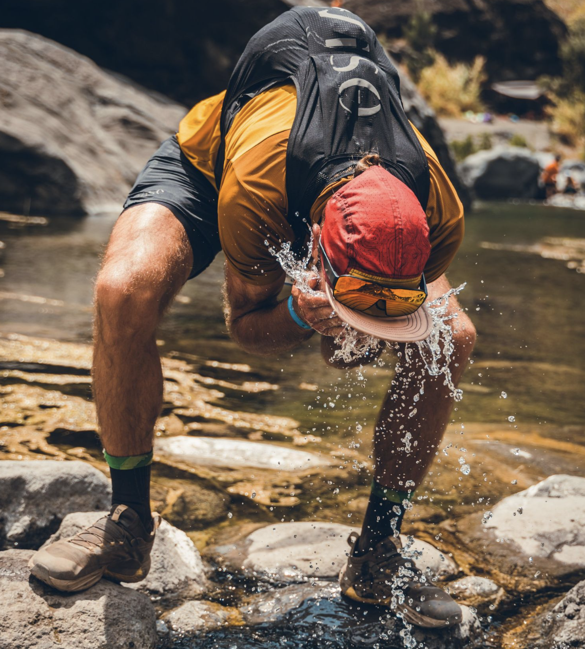 Un sportif se rafraîchit dans une rivière au cours de son effort
