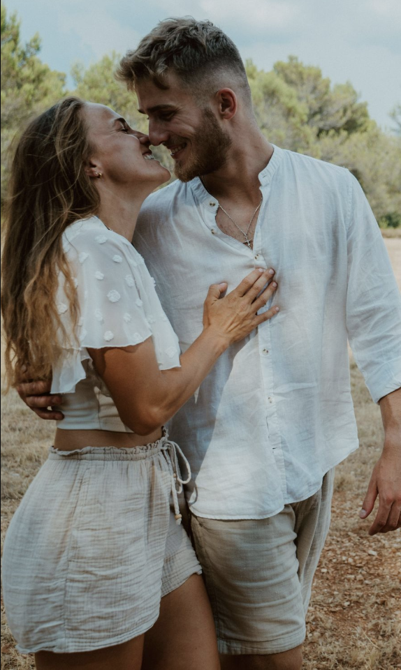Portrait d’un couple vêtu de blanc