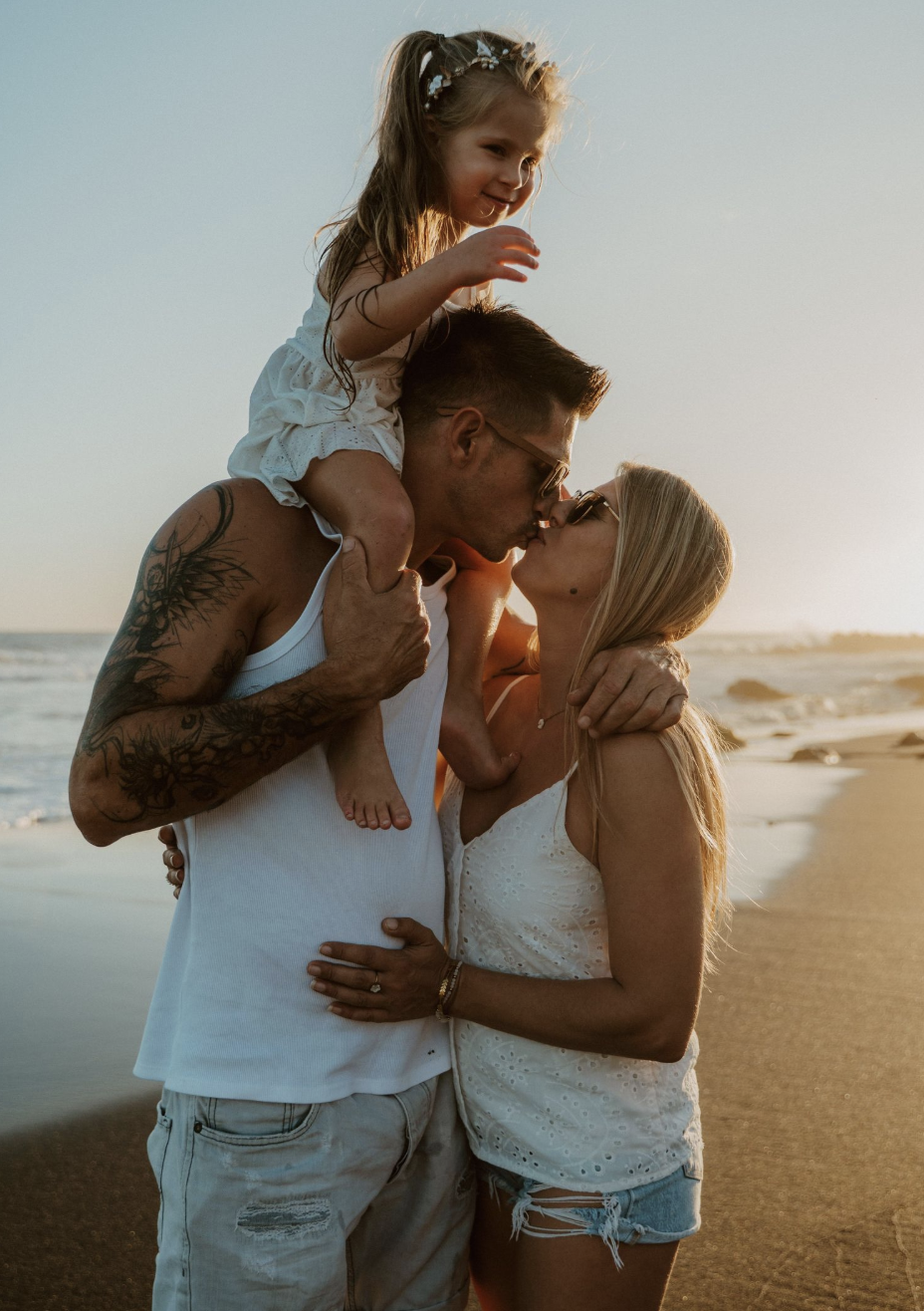 Parents et enfant réunis pendant une séance famille