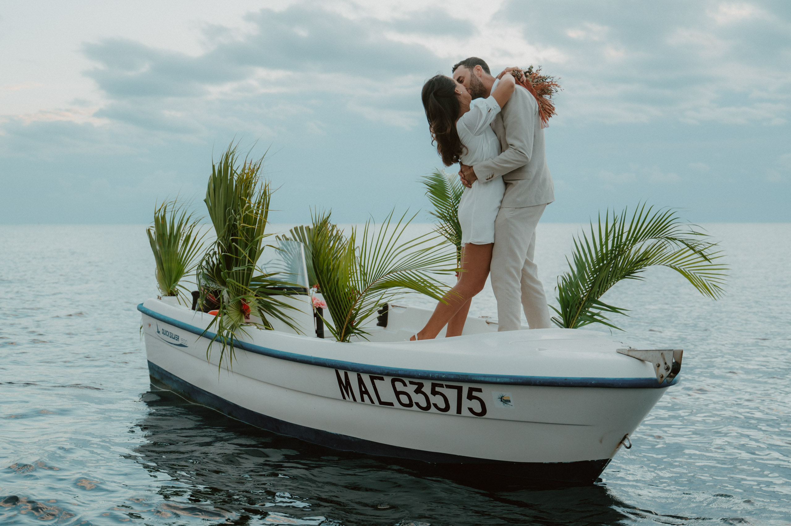 Un baiser des mariés sur un bateau