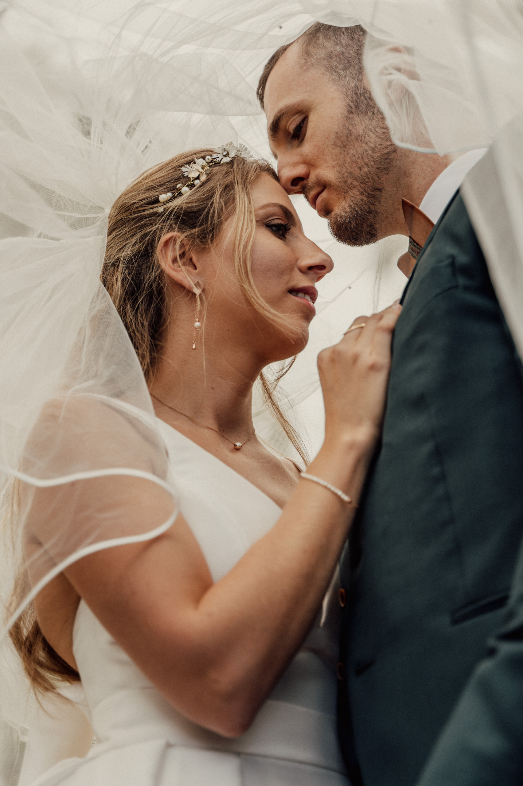 Un couple sous le voile de la mariée