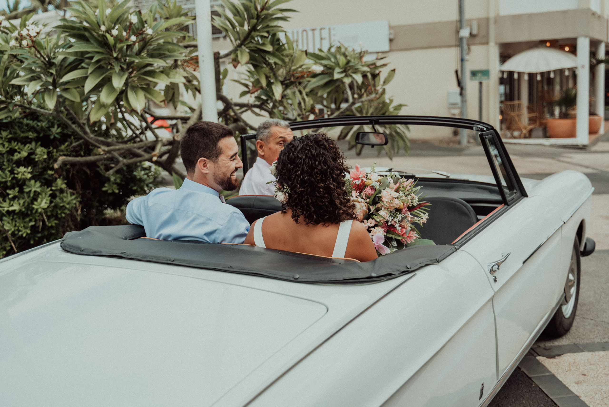 Les mariés dans une voiture décapotable