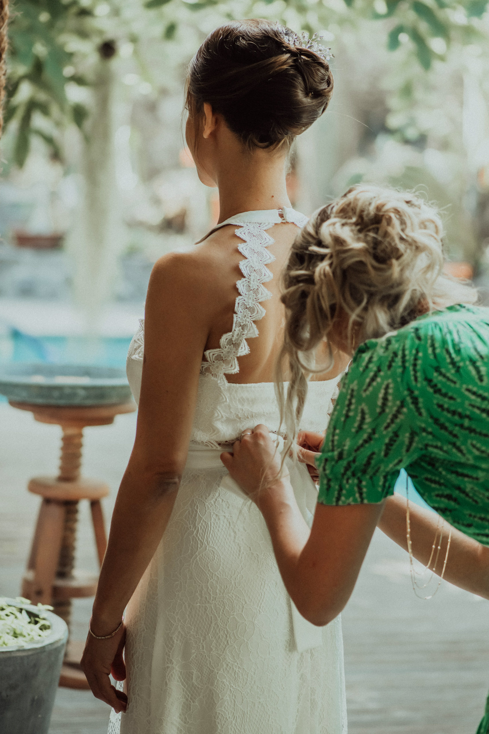 Une mariée pendant les préparatifs de sa robe